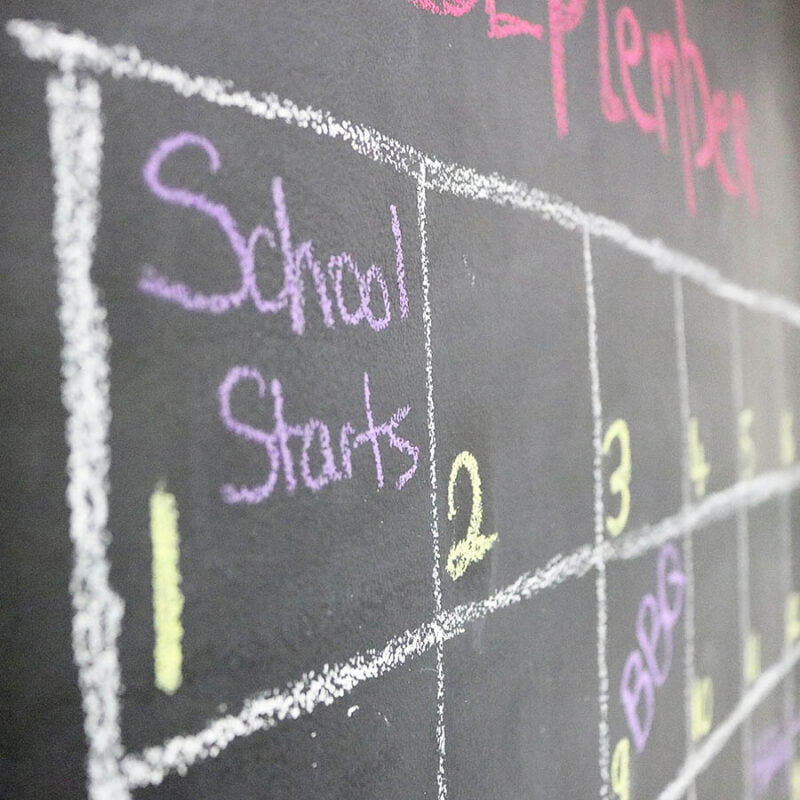 Calendario en una pared de pizarra de tiza