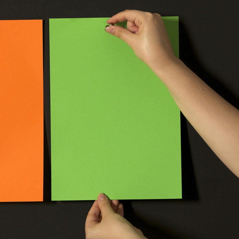 Imanes Neodimio que sujetan papeles de colores sobre Pintura super magnética para paredes.