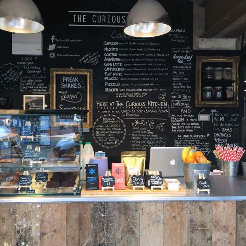 Menú del restaurante en la pared con Pintura Pizarra de Tiza