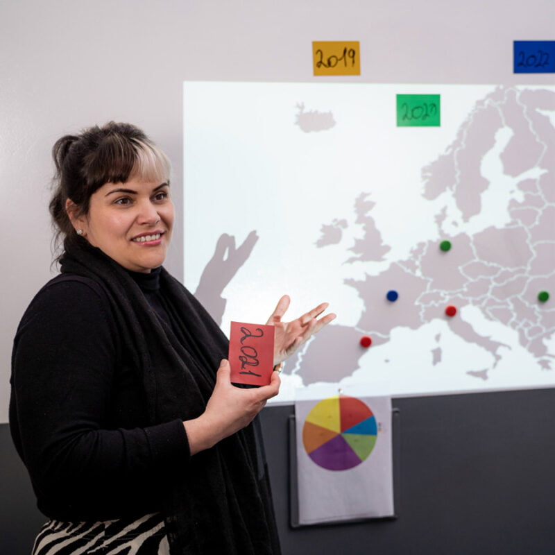 Showing presentations on magnetic projector screen wallcovering
