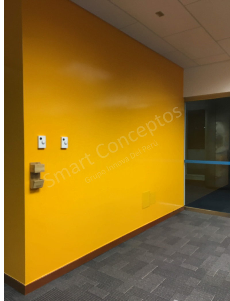 Una pared pizarra amarilla con smarter surfaces Pintura Pizarra Transparente en una pasilla