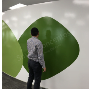 Un espacio de trabajo con una pared curva y con diseños con pintura pizarra