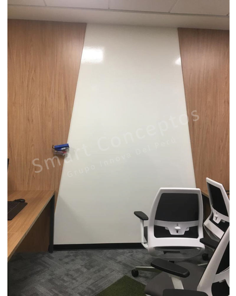 una pared de pintura pizarra entre 2 paneles de madera. Linda!