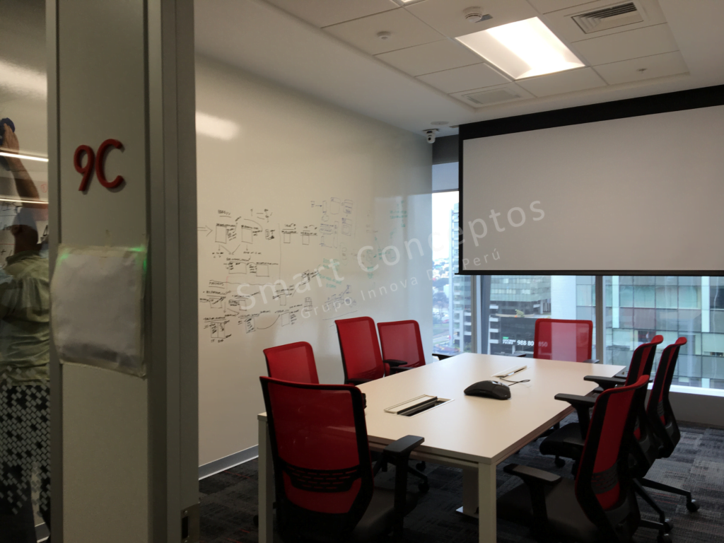 Pared de Pintura Pizarra en una aula con sillas rojas-Arquitectos/Diseñadores felices
