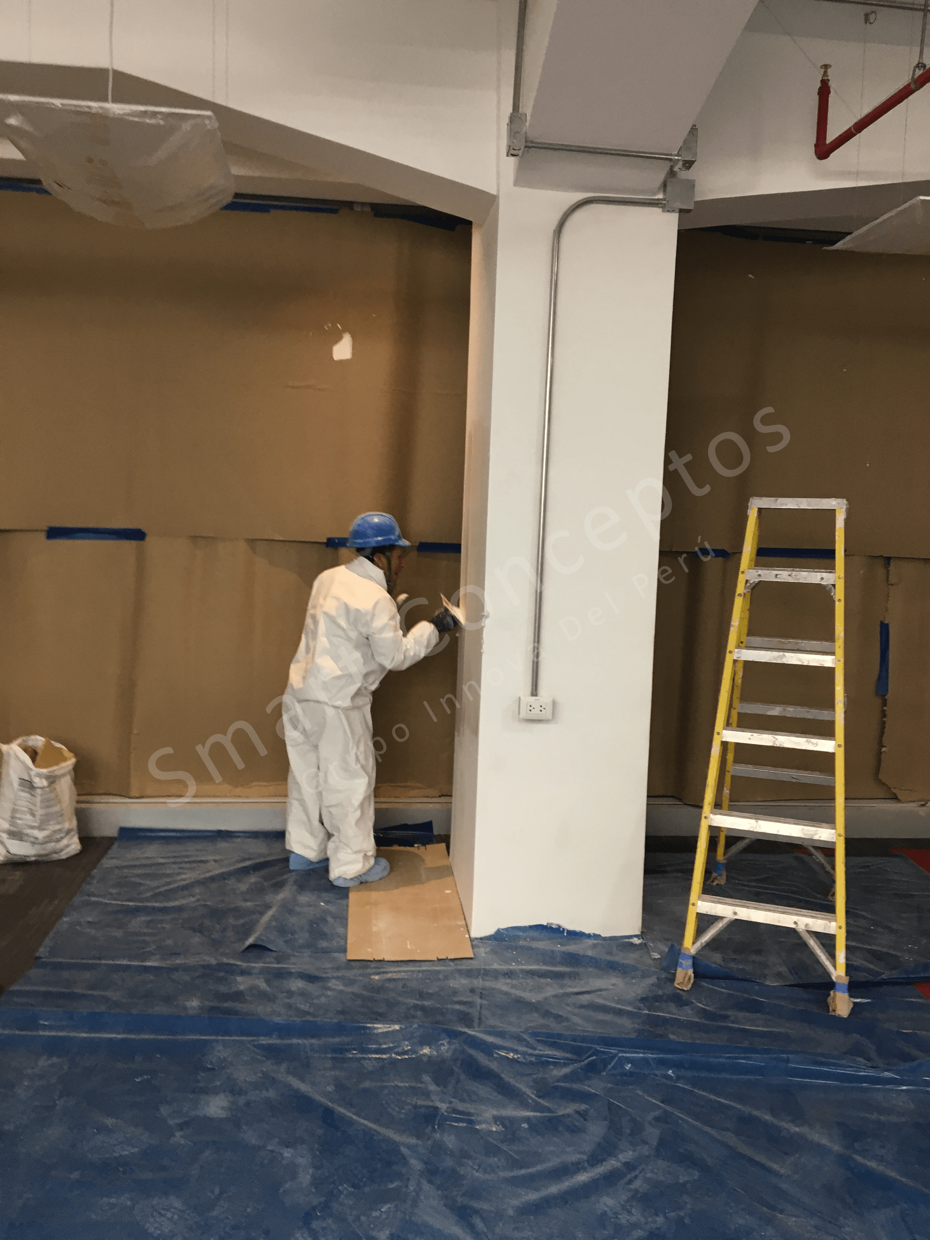 Un Maestro preparando una pared para recibir Smarter Surfaces pintura pizarra alt=
