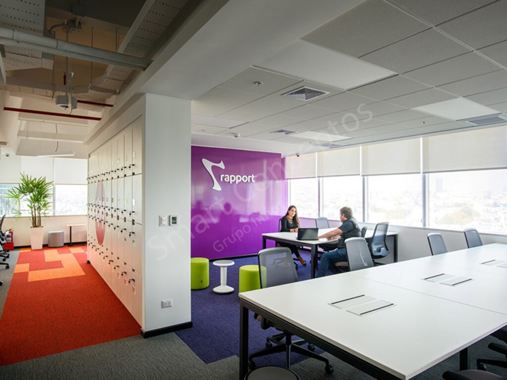 Pared morada con una capa de Pintura Pizarra Tranparente que integra con el diseño de la oficina -Arquitectos/Diseñadores mostrando su creatividad